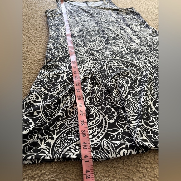 Chic Black and White Paisley Midi Dress - Picture 7 of 8